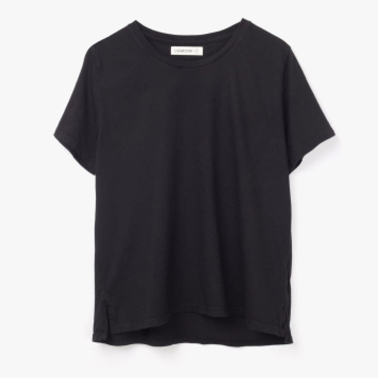 两件灰色、白色和黑色的T恤平铺展示。